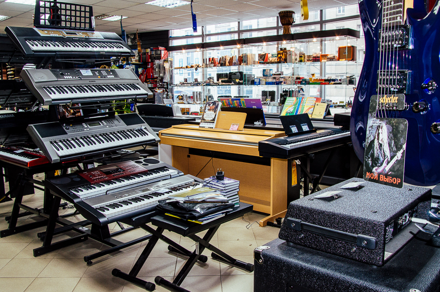 Музмаг. Музыкальный магазин. Магазин музыкальных инструментов. Музыкальные инструменты музыкальный магазин. Магазин музыкального оборудования.